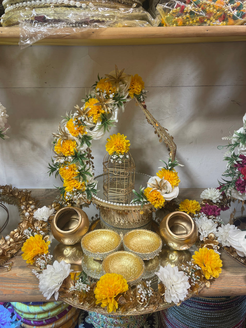 Decorative Floral Mayun & Mehndi Thaali Set – Mirror Base with Golden Bowls for Wedding Ceremonies