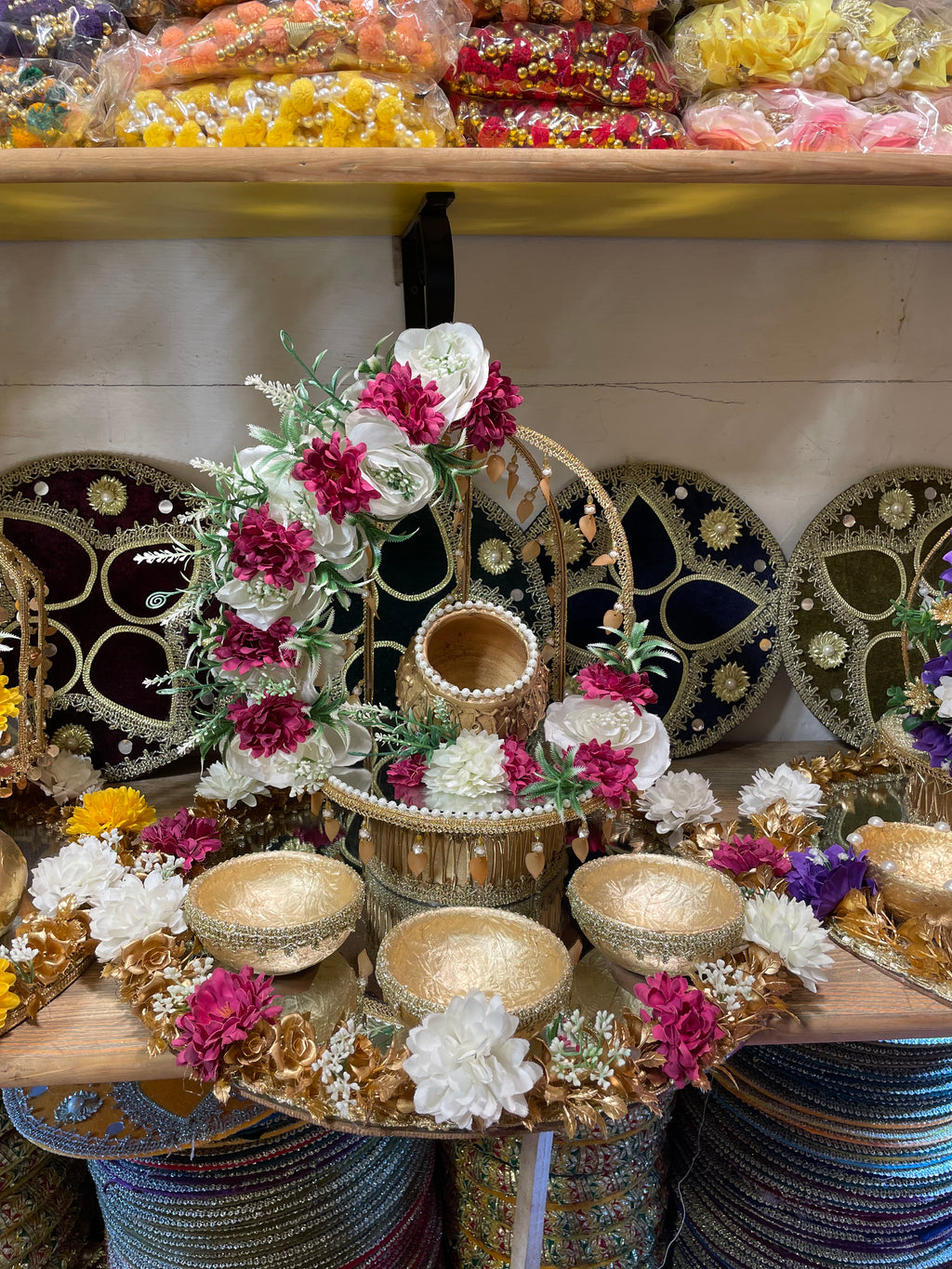 Decorative Floral Mayun & Mehndi Thaali Set – Mirror Base with Golden Bowls for Wedding Ceremonies