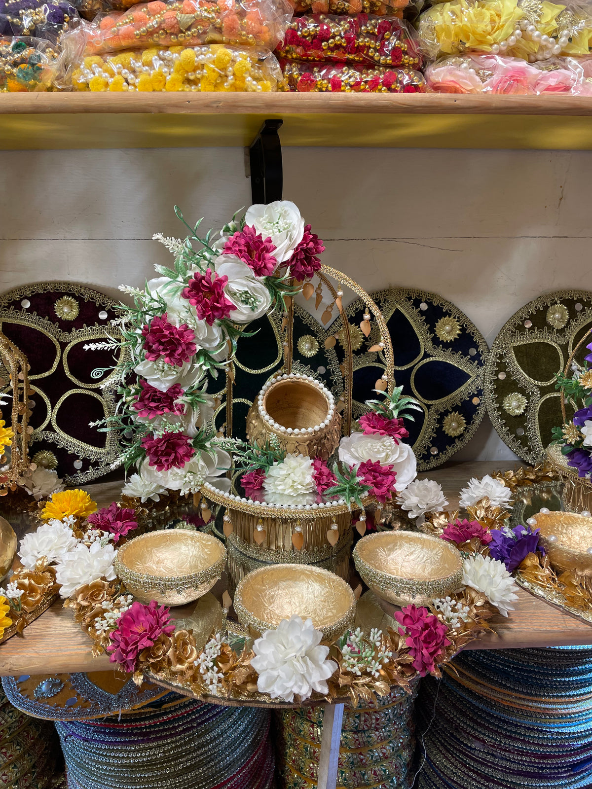 Decorative Floral Mayun & Mehndi Thaali Set – Mirror Base with Golden Bowls for Wedding Ceremonies