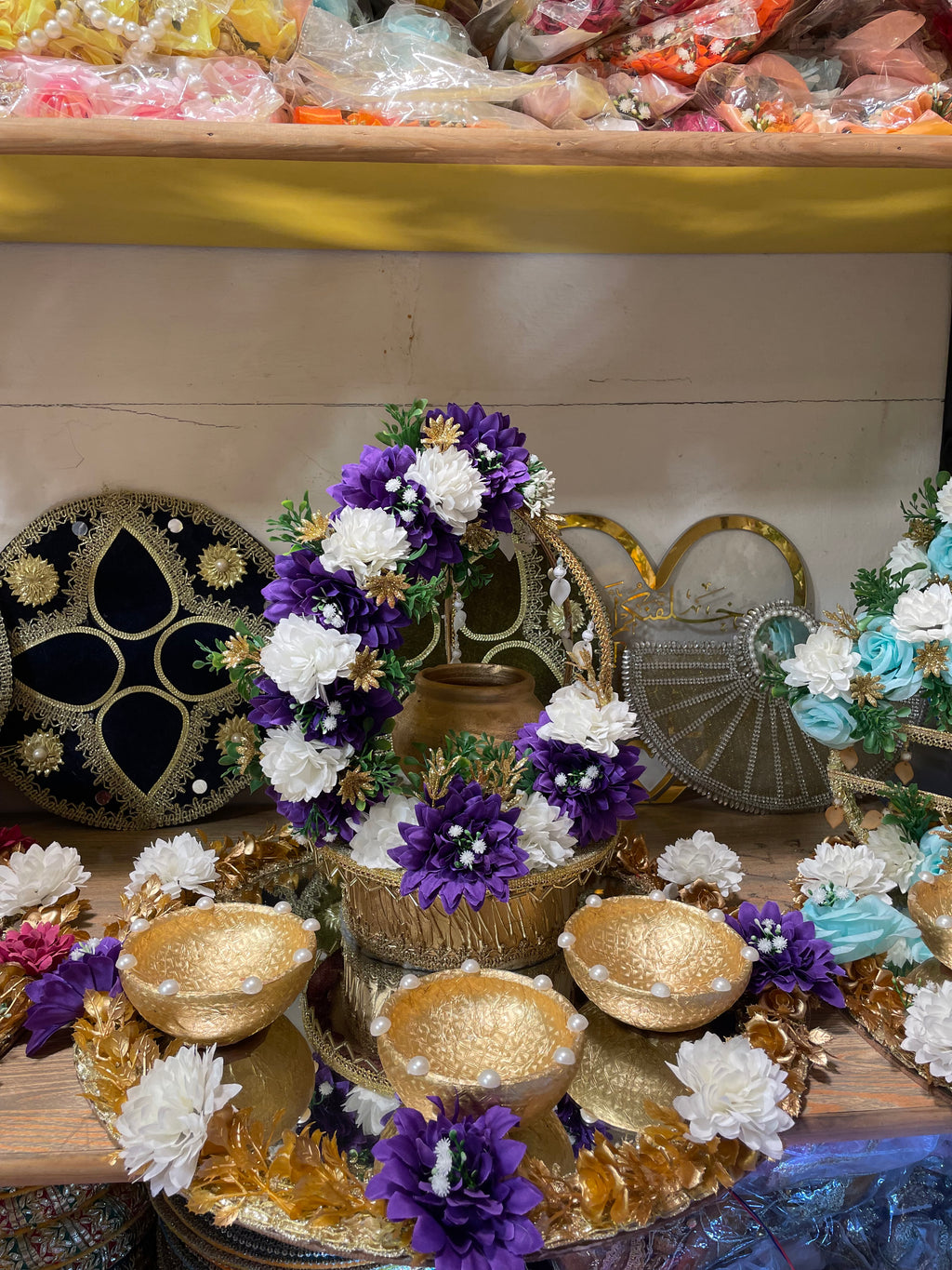 Decorative Floral Mayun & Mehndi Thaali Set – Mirror Base with Golden Bowls for Wedding Ceremonies