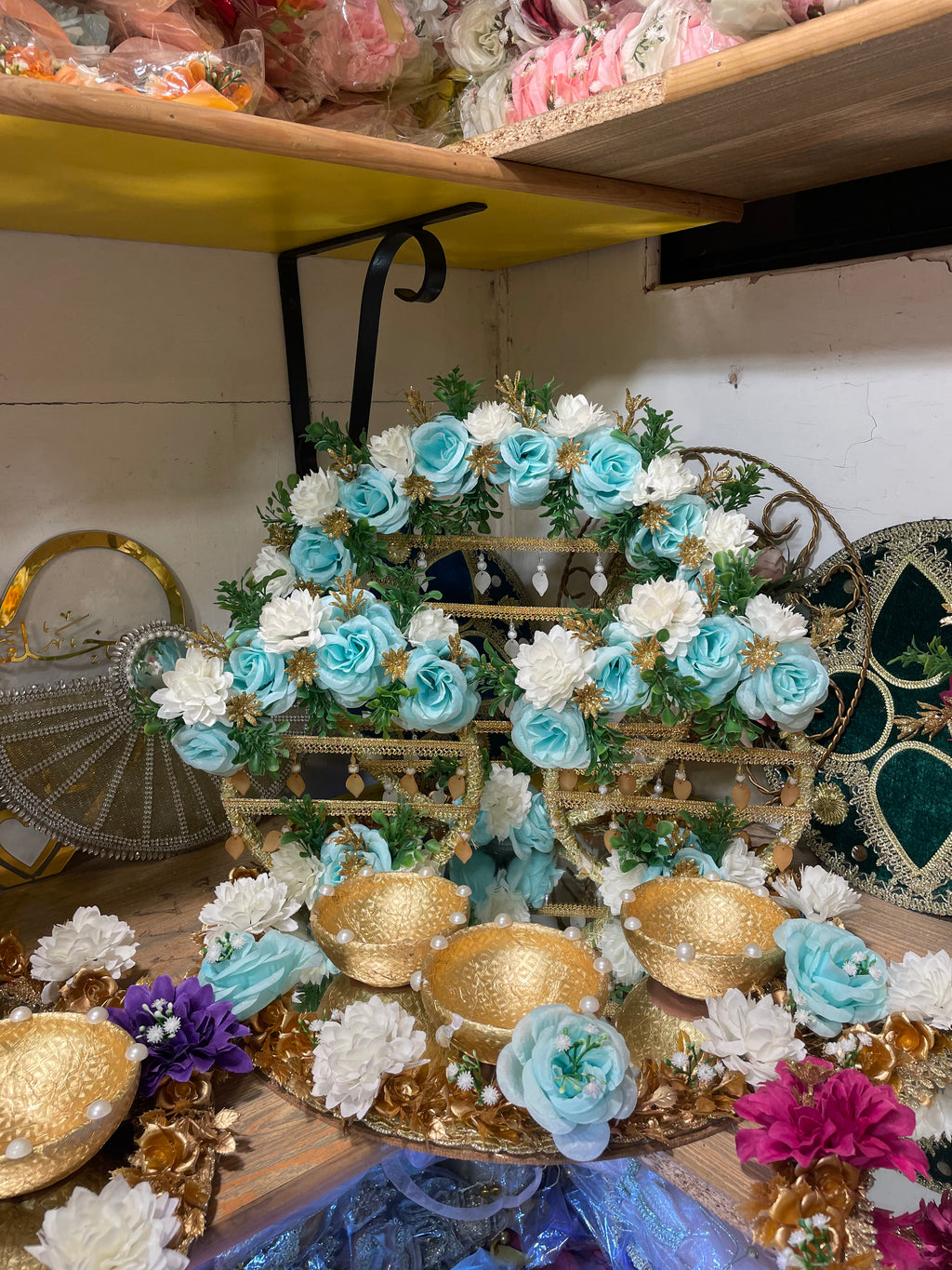 Decorative Floral Mayun & Mehndi Thaali Set – Mirror Base with Golden Bowls for Wedding Ceremonies
