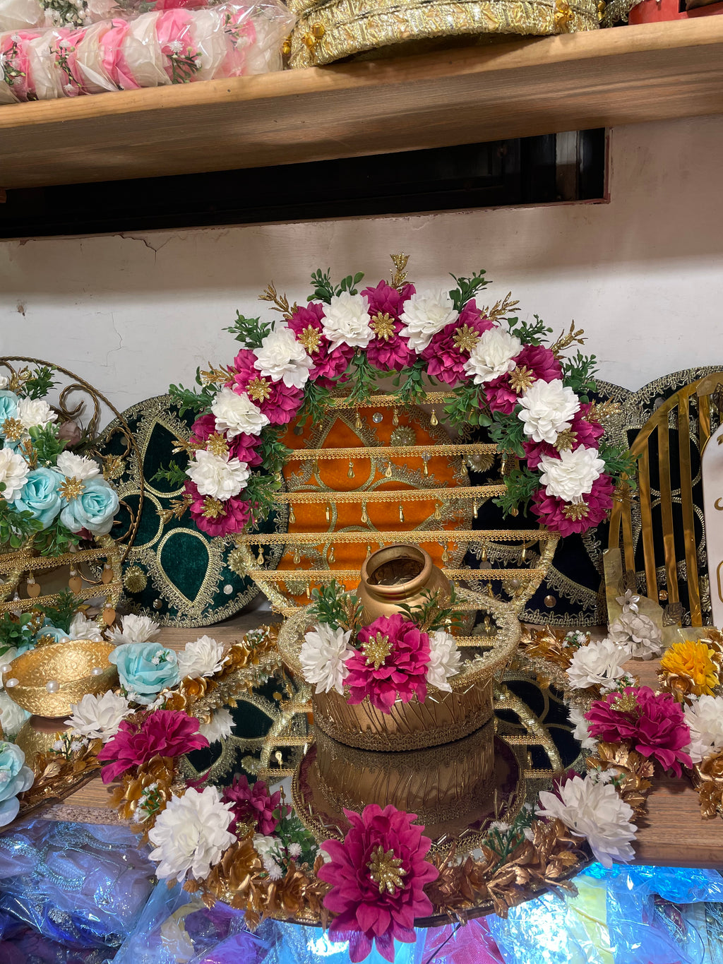 Decorative Floral Mayun & Mehndi Thaali Set – Mirror Base with Golden Bowls for Wedding Ceremonies